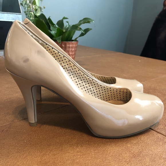 Neutral Closed-toe Heels - Picture 1 of 4